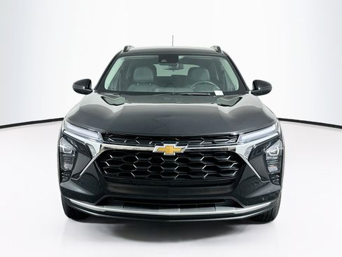 Used 2025 Chevrolet Trax LT w/ LT Convenience Package FWD image 2