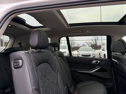 Used 2025 BMW X7 xDrive40i w/ Premium Package image 11