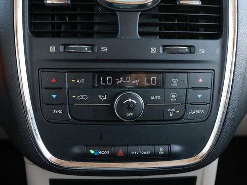 Used 2014 Chrysler Town & Country Touring FWD image 34