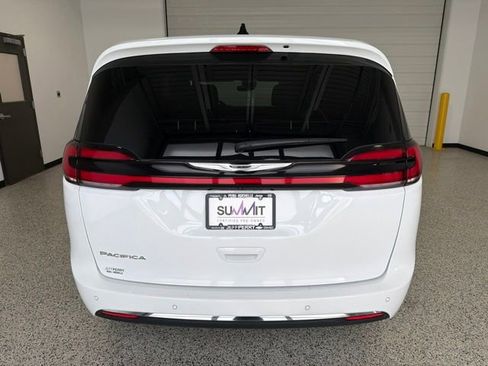 Used 2025 Chrysler Pacifica Select FWD image 4