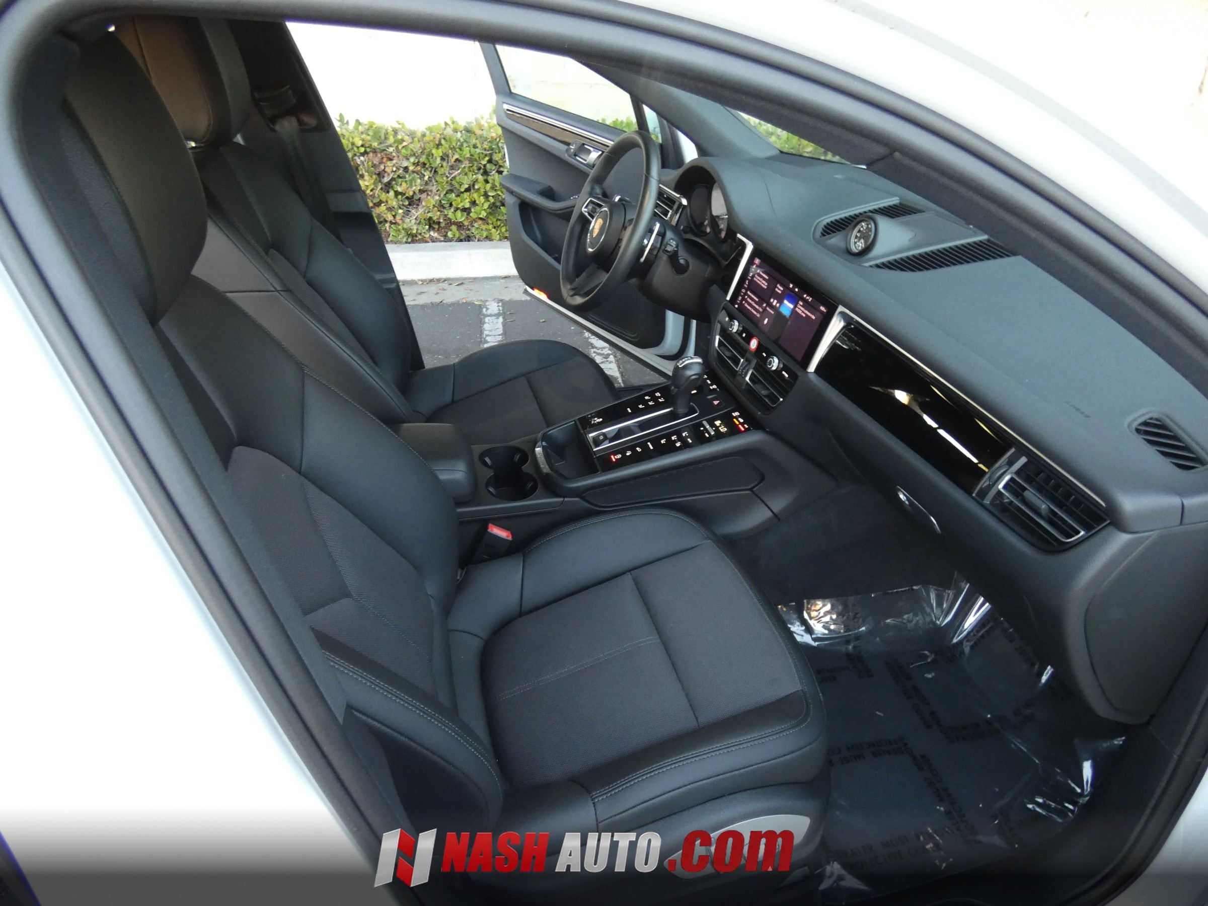Used 2024 Porsche Macan AWD/4WD image 26