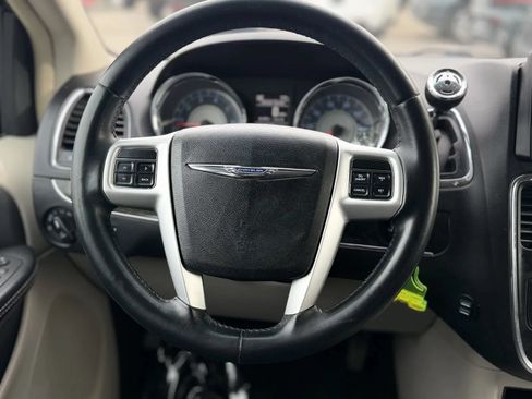 Used 2015 Chrysler Town & Country Touring FWD image 20