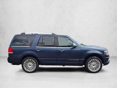 Used 2016 Lincoln Navigator Select RWD image 3