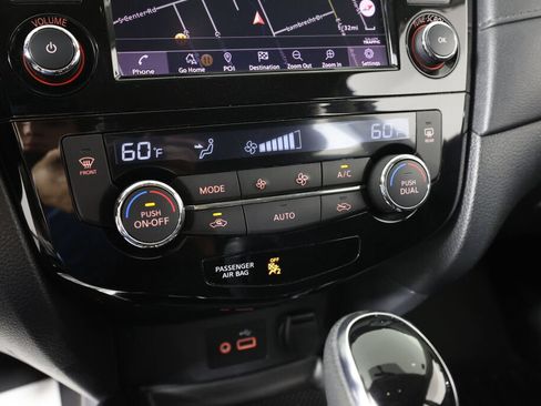 Used 2018 Nissan Rogue SV w/ Premium Package AWD/4WD image 36
