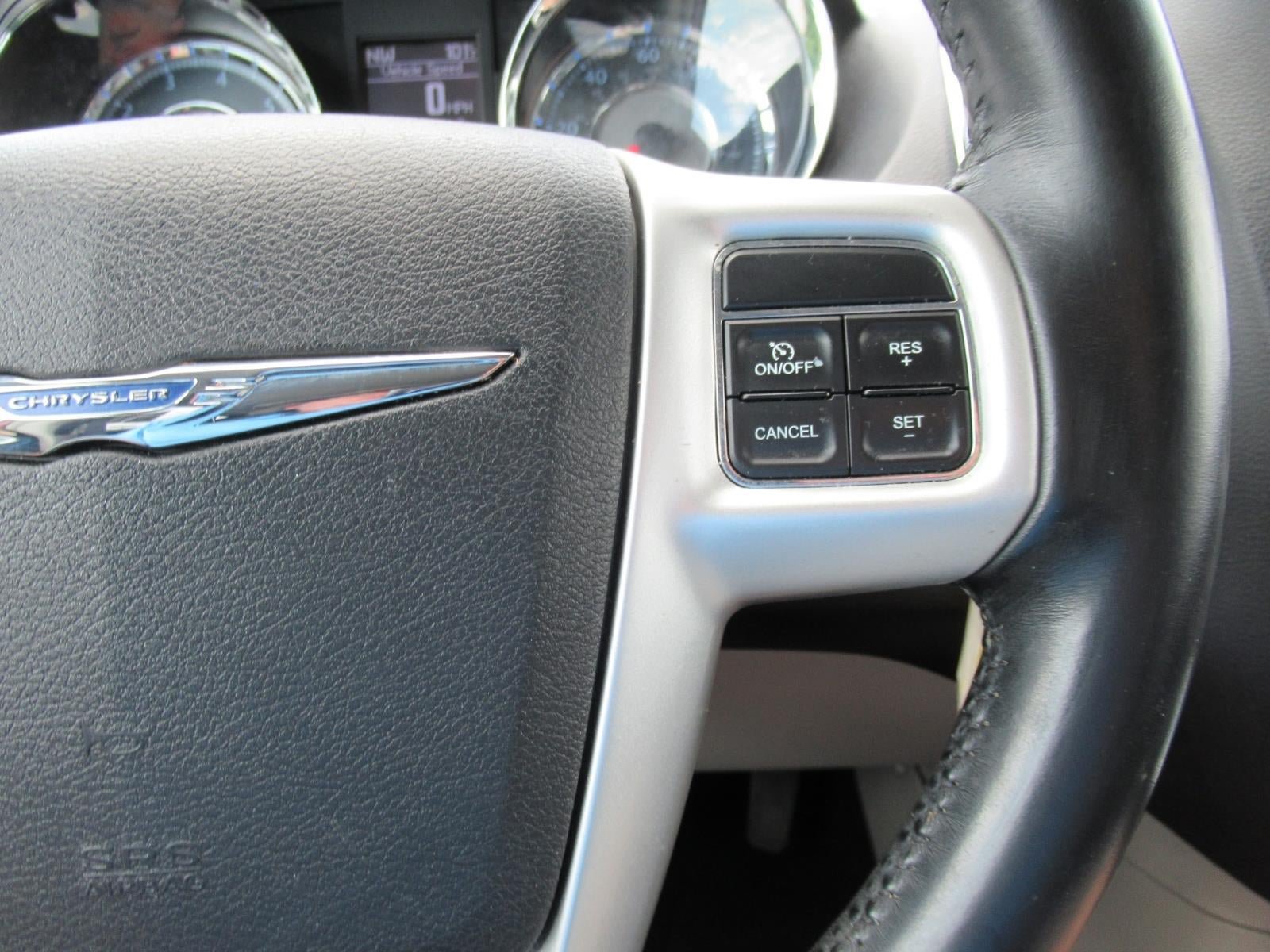 Used 2015 Chrysler Town & Country Touring FWD image 33