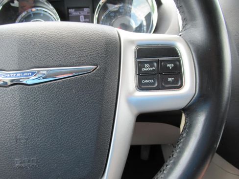 Used 2015 Chrysler Town & Country Touring FWD image 33