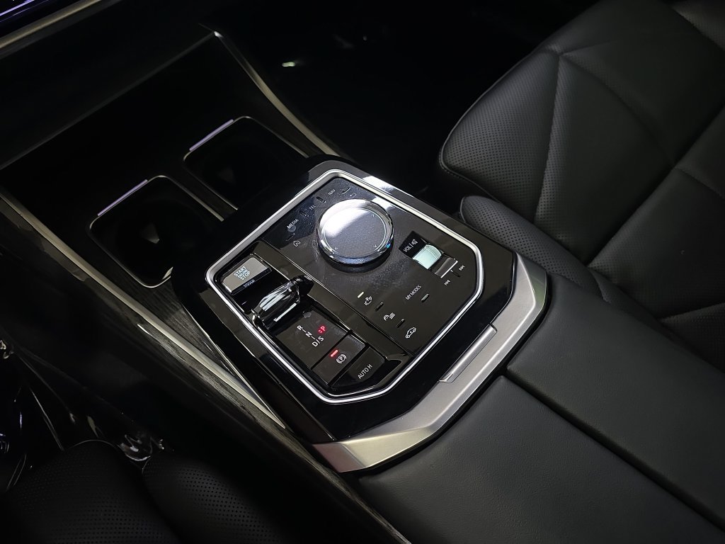 Certified 2023 BMW 740i RWD image 23