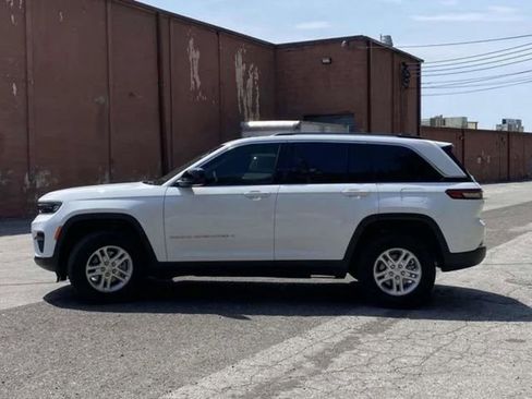 Used 2023 Jeep Grand Cherokee Laredo AWD/4WD image 13