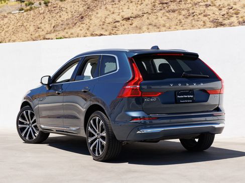 Used 2023 Volvo XC60 B5 Ultimate w/ Protection Package Premier FWD image 3