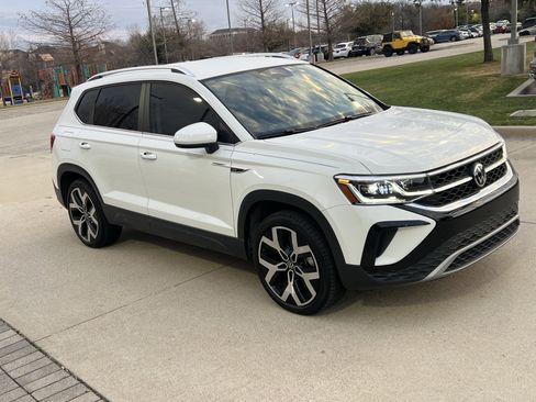 Certified 2022 Volkswagen Taos SEL image 2