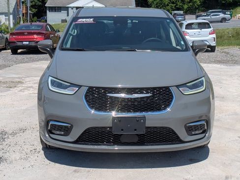 Used 2023 Chrysler Pacifica Touring-L FWD image 2