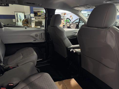 Used 2026 Toyota Sienna LE FWD image 27