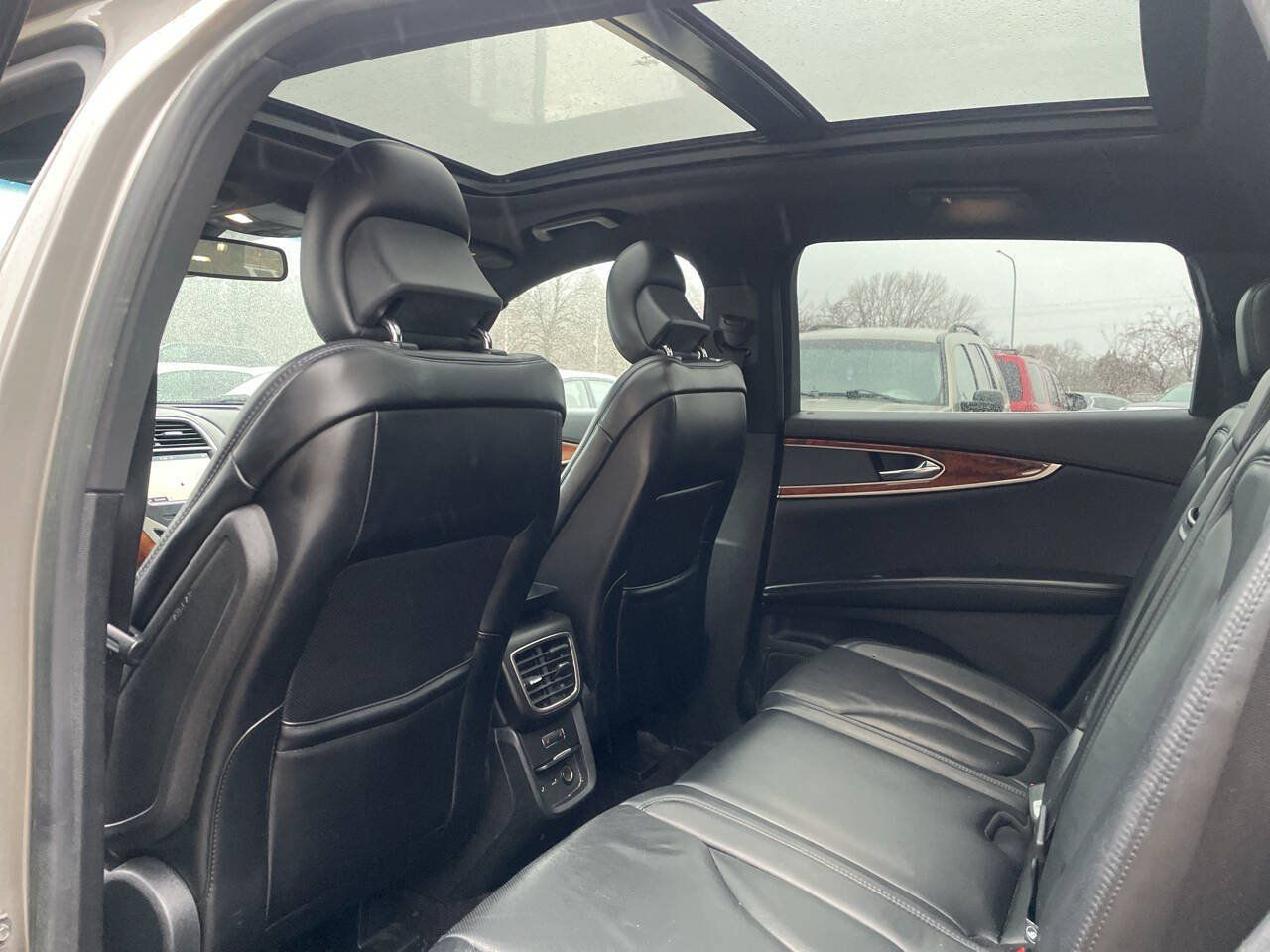 Used 2016 Lincoln MKX Reserve w/ Climate Package FWD image 16
