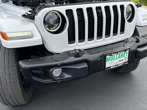 Used 2023 Jeep Gladiator Overland AWD/4WD image 11