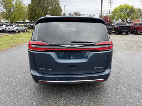 Used 2021 Chrysler Pacifica Touring-L FWD image 4