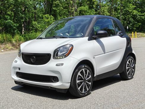 Used 2016 smart fortwo passion RWD image 8