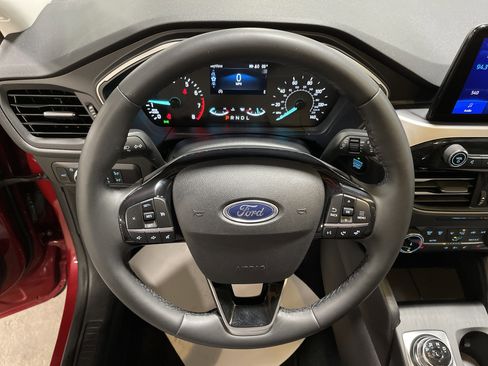 Used 2022 Ford Escape SE w/ SE Sport Appearance Package image 16