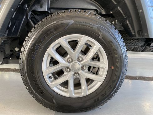 Used 2023 Jeep Gladiator Sport image 31