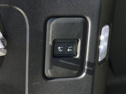 Used 2023 Land Rover Defender 110 S image 9