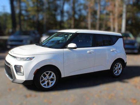 Certified 2022 Kia Soul LX w/ Technology Package image 4