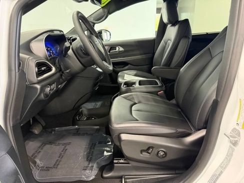 Used 2026 Chrysler Pacifica Select FWD image 10