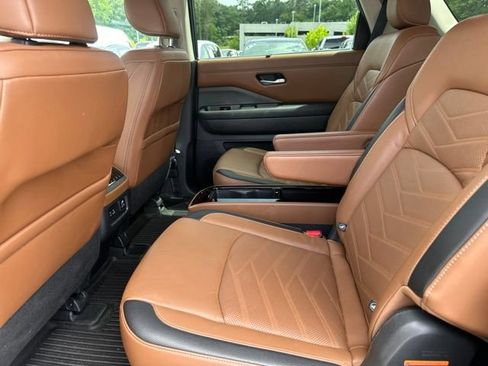 Used 2024 Nissan Pathfinder Platinum FWD image 14