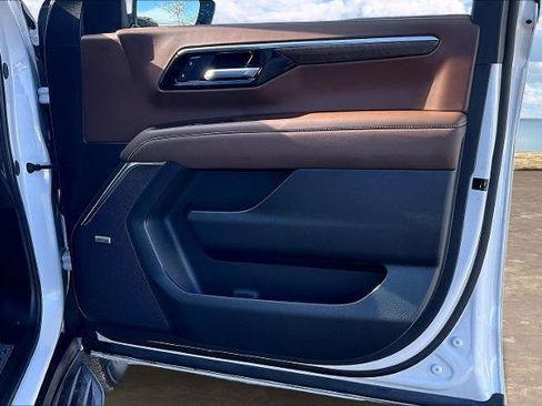 Used 2025 Chevrolet Suburban High Country image 29