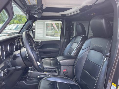 Used 2018 Jeep Wrangler Unlimited Sahara w/ Dual Top Group AWD/4WD image 17