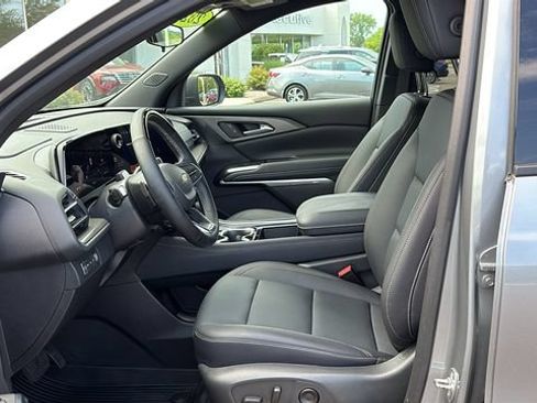 Used 2025 Chevrolet Traverse LT w/ Enhanced Driving Package AWD/4WD image 10