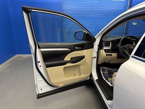 Used 2019 Toyota Highlander XLE image 10