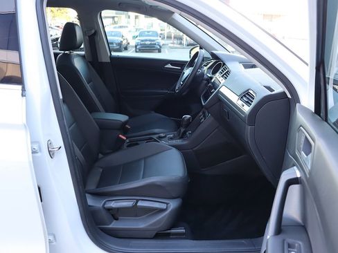 Used 2020 Volkswagen Tiguan SE w/ Panoramic Sunroof Package image 27