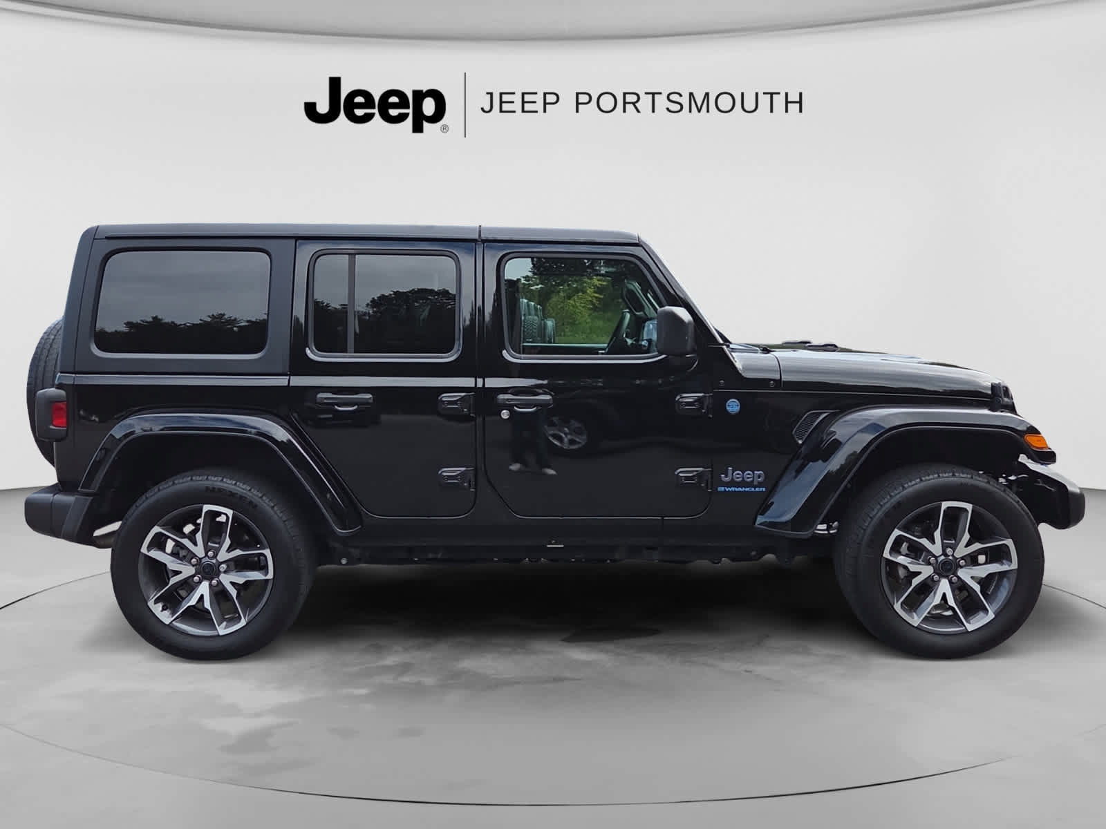 Used 2024 Jeep Wrangler Unlimited w/ Convenience Group AWD/4WD image 8