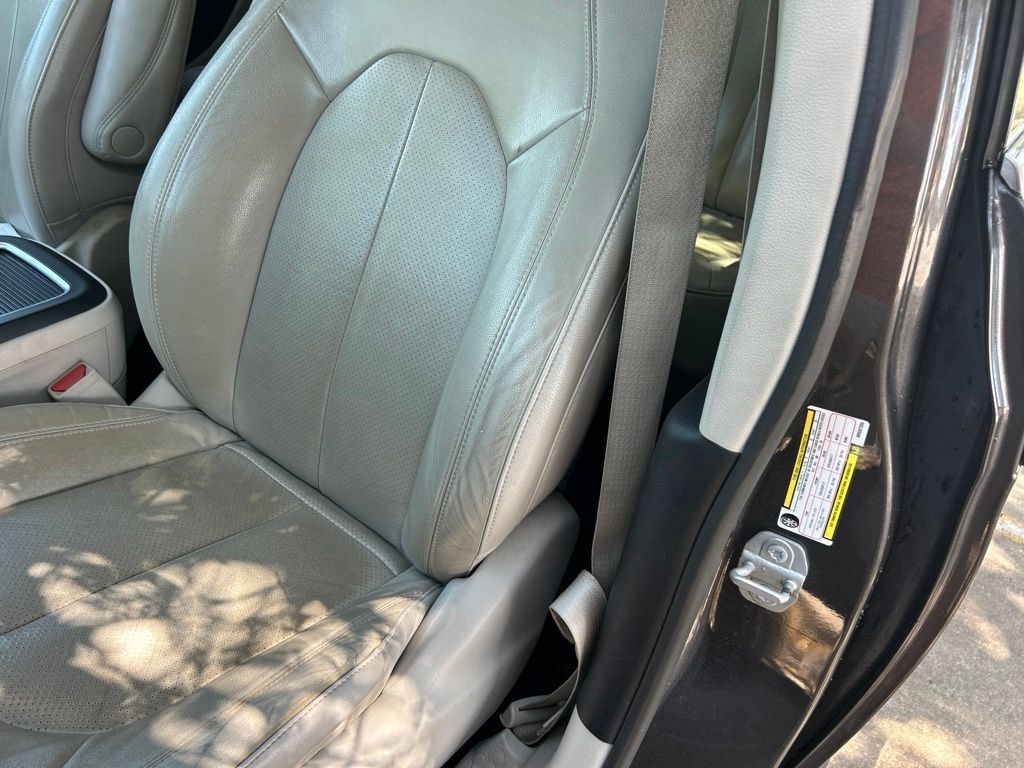 Used 2021 Chrysler Pacifica Touring-L FWD image 14