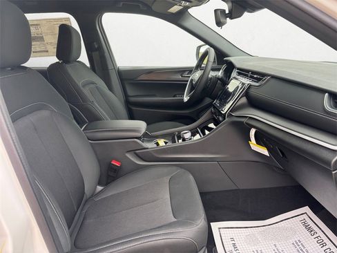 New 2025 Jeep Grand Cherokee Laredo w/ Luxury Tech Group I image 15