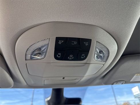 Used 2024 Chrysler Pacifica Touring-L image 18