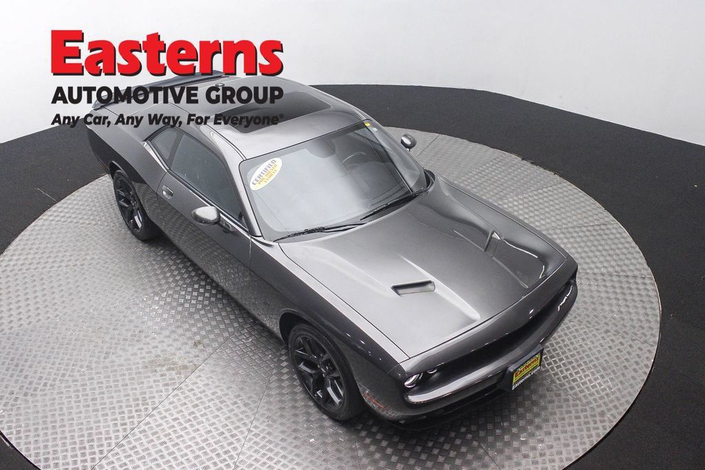 Used 2022 Dodge Challenger SXT w/ Driver Convenience Group RWD image 3