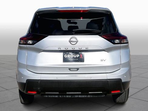Used 2024 Nissan Rogue SV image 4