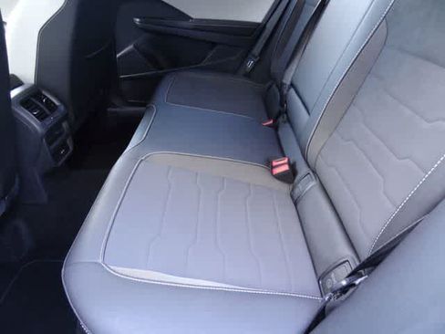 Used 2025 Volkswagen Taos SE FWD image 8