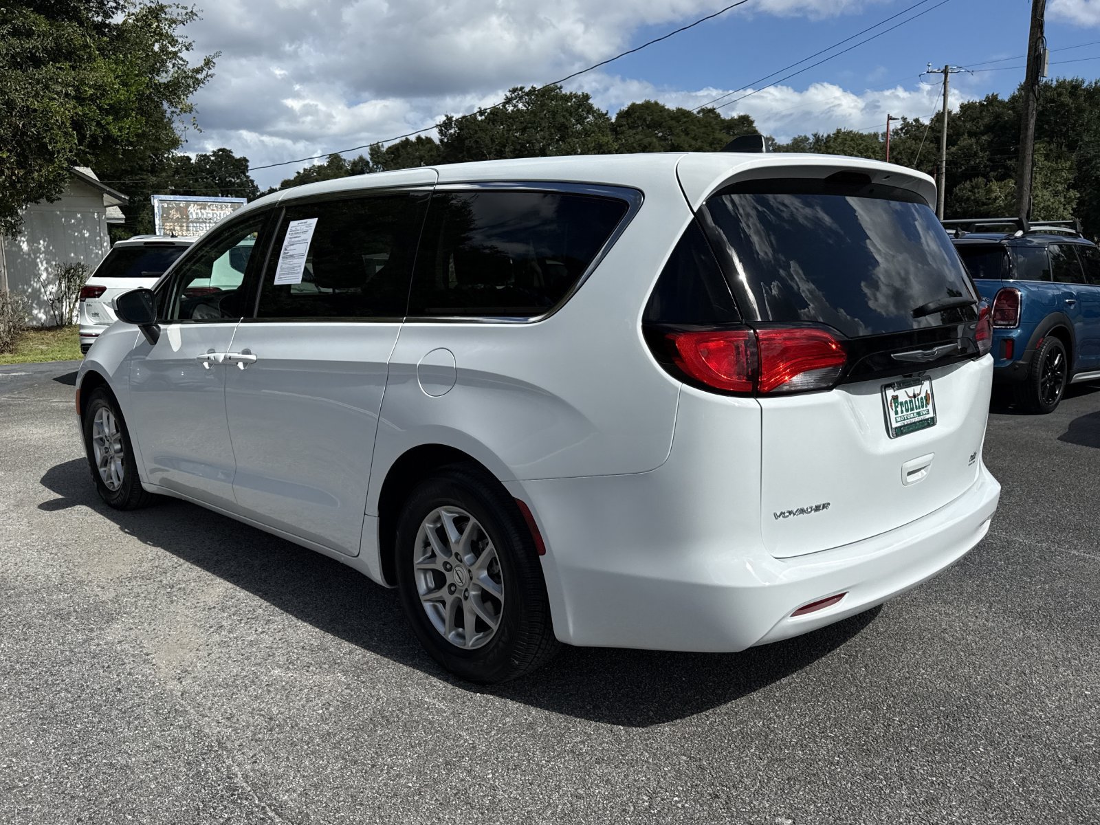 Used 2023 Chrysler Voyager LX FWD image 3