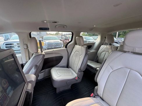 Used 2017 Chrysler Pacifica Touring-L Plus image 10