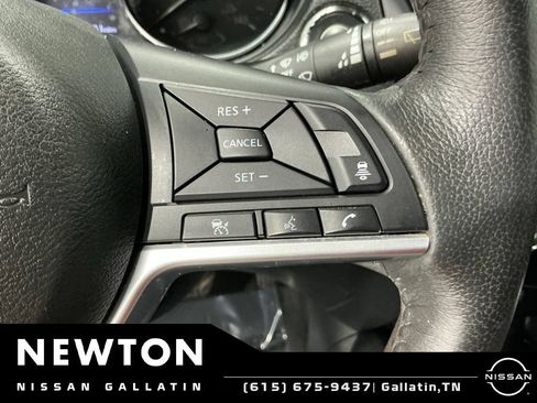 Used 2018 Nissan Rogue SV w/ Premium Package FWD image 27