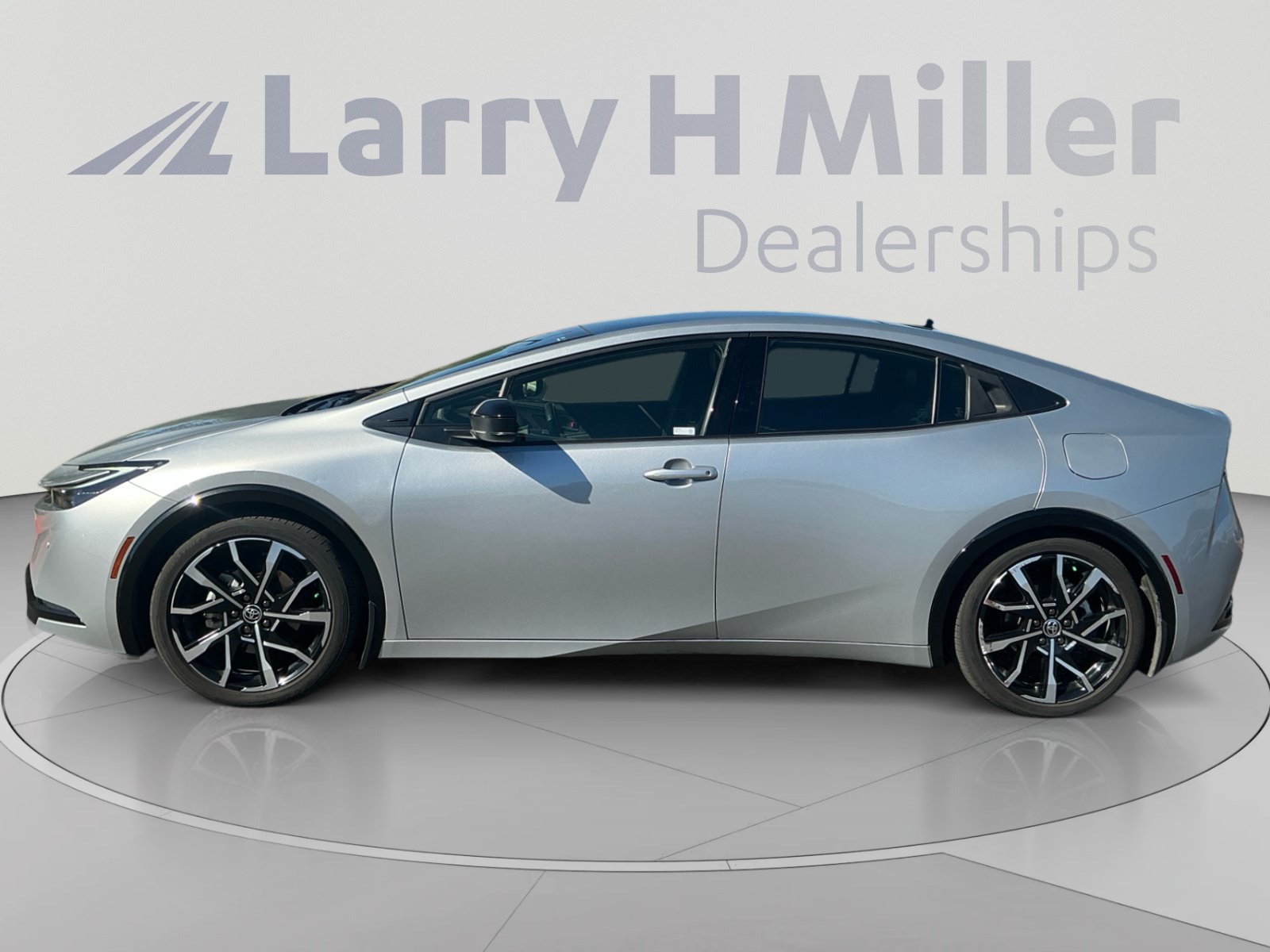 Used 2024 Toyota Prius Prime FWD image 2