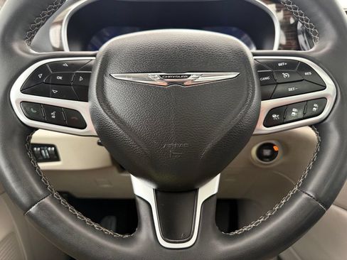 Used 2023 Chrysler Pacifica Limited FWD image 49