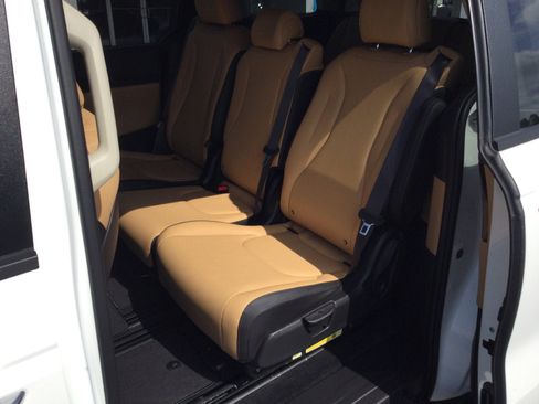 Used 2024 Kia Carnival EX FWD image 7