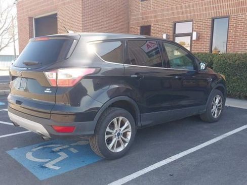 Used 2017 Ford Escape SE image 3