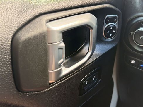 Used 2022 Jeep Wrangler Unlimited Sahara AWD/4WD image 19
