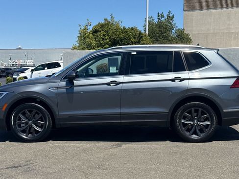 Used 2023 Volkswagen Tiguan SE w/ Panoramic Sunroof Package FWD image 9