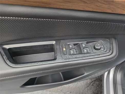 Certified 2025 Volkswagen Atlas SE image 11