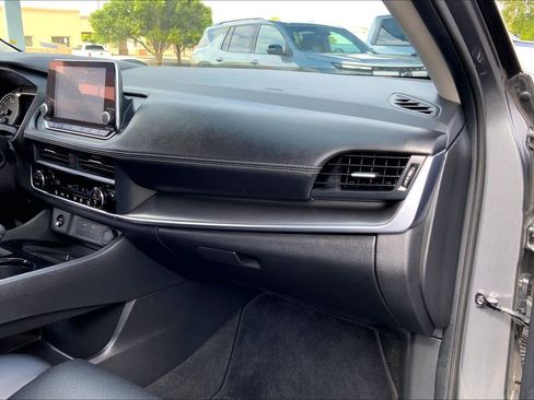 Used 2025 Nissan Rogue SV w/ SV Premium Package FWD image 19