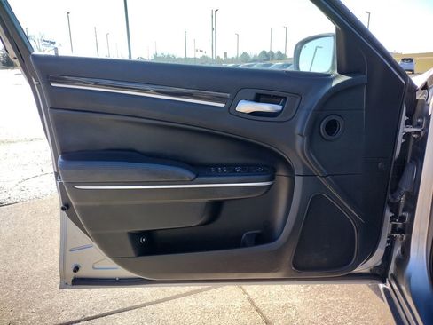 Used 2016 Chrysler 300 Limited image 19